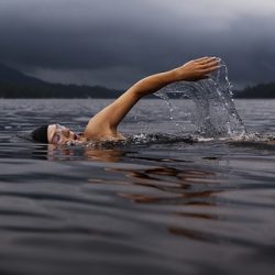 Mujer nadando en un lago